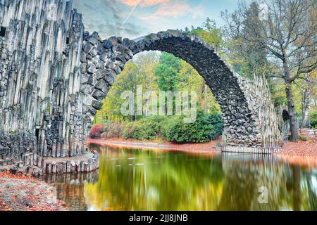 Unglaubliche Herbstlandschaft in Azalea und Rhododendron Park Kromlau. Rakotz-Brücke (Rakotzbrücke, Teufelsbrücke) Ort: Gablenz, Sächsisches Bundesland Stockfoto