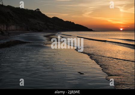 Ein ästhetisch ruhiger Blick auf den Strand während des Sonnenuntergangs in White Cliff Bay, Isle of Wight Stockfoto