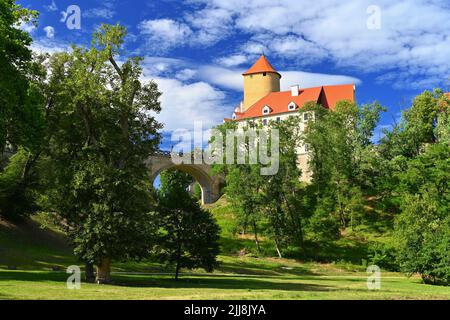 Schöne alte Burg Veveri. Landschaft mit Wasser auf dem Brünner Damm während der Sommerferien an einem sonnigen Tag. Tschechische Republik - Brünn. Stockfoto