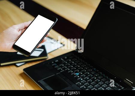 Mobiles Bezahlen sicheres Online-Finanztelefon Laptop Stockfoto