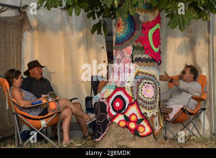 Heisses und sonniges Wetter ist für die Musikliebhaber auf der 15. willkommen. Gate to Southwell, International Roots and Acoustic Music Festival. Stockfoto