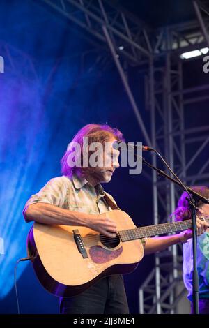 Das britisch-amerikanische Duo Truckstop Honeymoon spielt live auf der Bühne des internationalen Musikfestivals Gate to Southwell. Stockfoto