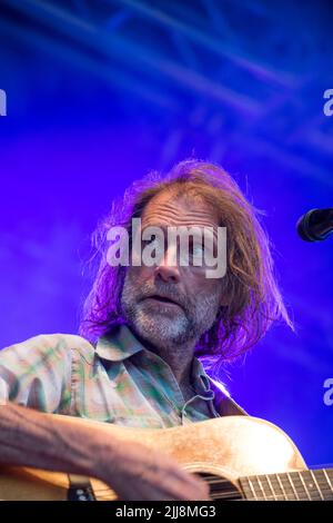 Das britisch-amerikanische Duo Truckstop Honeymoon spielt live auf der Bühne des internationalen Musikfestivals Gate to Southwell. Stockfoto