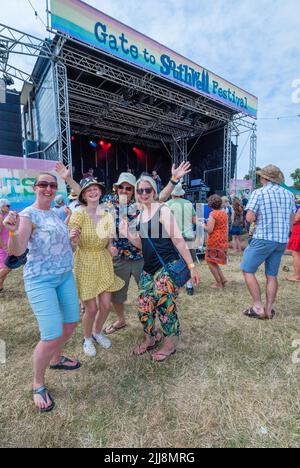 Heisses und sonniges Wetter ist für die Musikliebhaber auf der 15. willkommen. Gate to Southwell, International Roots and Acoustic Music Festival. Stockfoto