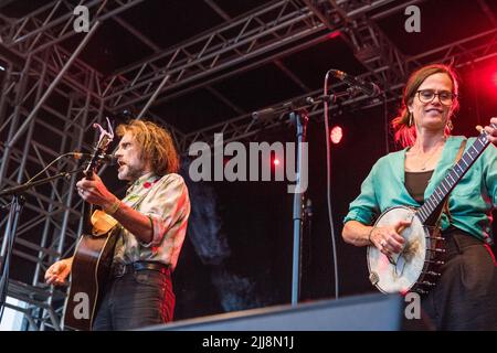 Das britisch-amerikanische Duo Truckstop Honeymoon spielt live auf der Bühne des internationalen Musikfestivals Gate to Southwell. Stockfoto