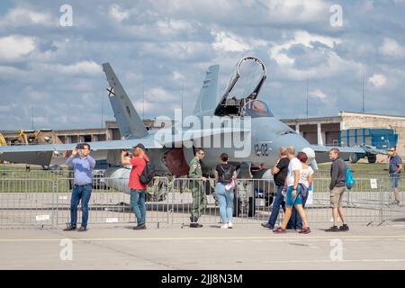 SIAULIAI / LITAUEN - 27. Juli 2019: Die spanische Luftwaffe McDonnell Douglas F/A-18 Hornet-Kampfflugzeuge werden auf der Flugschau statisch ausgestellt Stockfoto