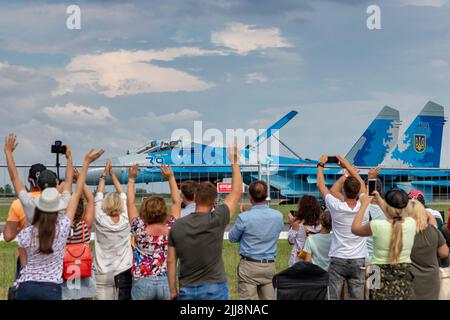 SIAULIAI / LITAUEN - 27. Juli 2019: Zuschauer begrüßen und winken den ukrainischen Luftstreitkräften Sukhoi Su-27, die auf dem Rollfeld des Kampfflugzeugs rollten Stockfoto