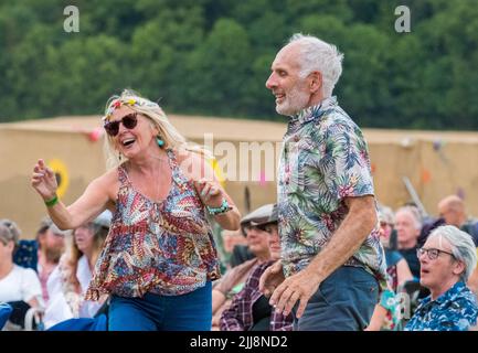 Heisses und sonniges Wetter ist für die Musikliebhaber auf der 15. willkommen. Gate to Southwell, International Roots and Acoustic Music Festival. Stockfoto