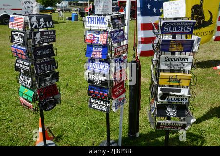 Politische Stoßfänger-Aufkleber, die rechte, konservative und weiße nationalistische Ansichten repräsentieren, sind in MetaLine Falls, Washington State, USA, erhältlich. Stockfoto