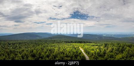 Wald auf den Bergkämmen mit einem Pfad, Blick vom Aussichtsturm Velka Destna, Orlicke hory, Tschechische republik Stockfoto