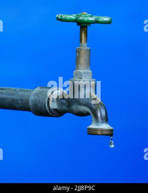 Berlin, Deutschland. 23.. Juli 2022. 23.09.2022, Berlin. Ein Tropfen Wasser tropft aus einem alten Wasserhahn draußen. Quelle: Wolfram Steinberg/dpa Quelle: Wolfram Steinberg/dpa/Alamy Live News Stockfoto