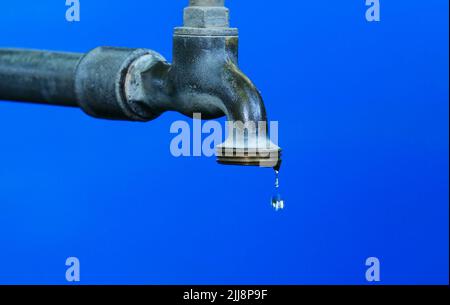 Berlin, Deutschland. 23.. Juli 2022. 23.09.2022, Berlin. Ein Tropfen Wasser tropft aus einem alten Wasserhahn draußen. Quelle: Wolfram Steinberg/dpa Quelle: Wolfram Steinberg/dpa/Alamy Live News Stockfoto