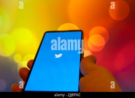 Türkei - April 2022: Twitter-Logo auf dem Smartphone-Bildschirm in der Hand. Twitter ist ein Dienst für soziale Netzwerke, dessen Eigentümer und Betreiber Twitter, Inc. Ist Stockfoto