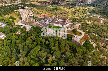 Luftaufnahme des beeindruckenden Palmela-Schlosses mit der Serra da Arrabida östlich von Lissabon, Portugal Stockfoto