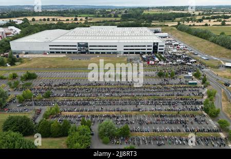 Hinckley, Leicestershire, Großbritannien. 24.. Juli 2022. Die Motorräder der weiblichen Fahrer säumen den Parkplatz während eines Weltrekordversuchs für das größte Biker-Treffen im globalen Hauptsitz von Triumph Motorcycles. Credit Darren Staples/Alamy Live News. Stockfoto