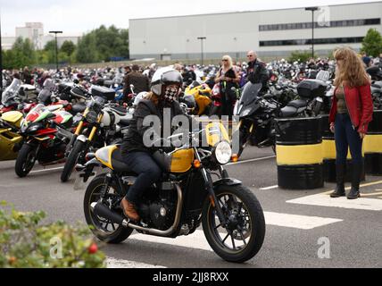 Hinckley, Leicestershire, Großbritannien. 24.. Juli 2022. A Riders verlässt einen Weltrekordversuch für das größte Biker-Treffen der Frauen am globalen Hauptsitz von Triumph Motorcycles. Credit Darren Staples/Alamy Live News. Stockfoto