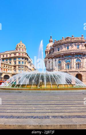 Genua (Genua), Italien - 30. Juni 2019: Blick auf den Platz De Ferrari mit Brunnen Stockfoto