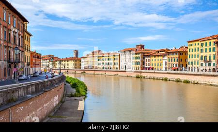 Pisa, Italien - 3. September 2014: Gebäude entlang des Flusses Arno in der Altstadt von Pisa. Stadtbild Stockfoto