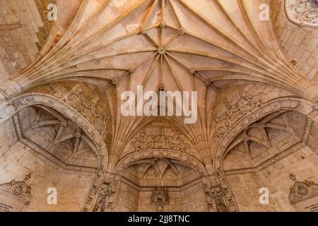 Die prachtvoll verzierte Gewölbedecke im Weltkulturerbe-Kloster Jeronimos in Belem, Lissabon, Portugal Stockfoto