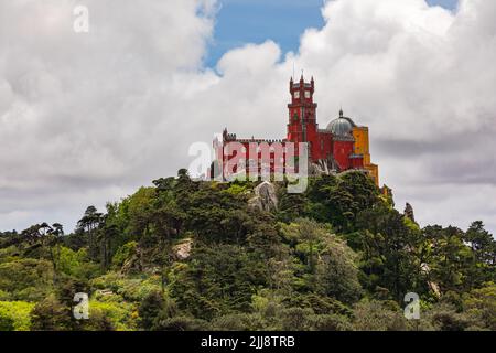 Die Festung Palácio Nacional da Pena im Wald über der Stadt Sintra, Portugal Stockfoto