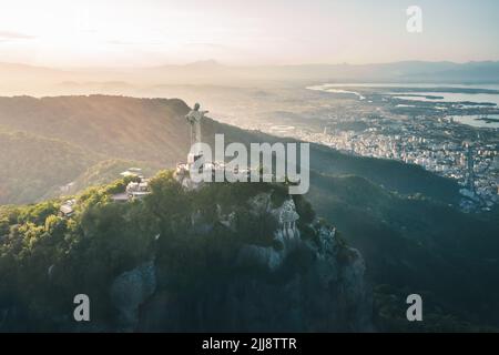 Luftaufnahme der Christusstatue auf dem Berg Corcovado und der Innenstadt von Rio - Rio de Janeiro, Brasilien Stockfoto