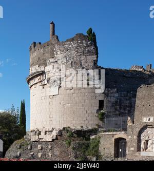 Das Mausoleum von Cecelia Metella, zwischen 30 und 10BC erbaut und im 14.. Jahrhundert erweitert, befindet sich auf der Via Appia südlich von Rom Stockfoto