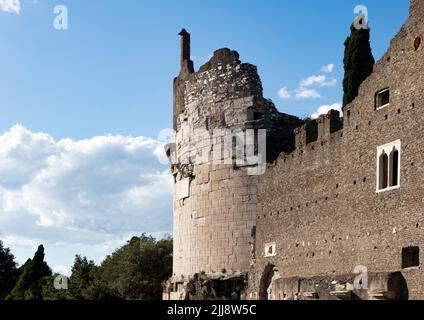 Das Mausoleum von Cecelia Metella, zwischen 30 und 10BC erbaut und im 14.. Jahrhundert erweitert, befindet sich auf der Via Appia südlich von Rom Stockfoto