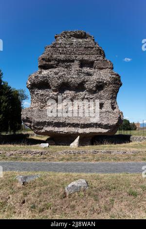 Das Grab in Form einer Pyramide, möglicherweise im 2.. Jahrhundert n. Chr. für die Quintilii-Familie erbaut, die eine herrliche Villa in der Nähe hatte. Stockfoto