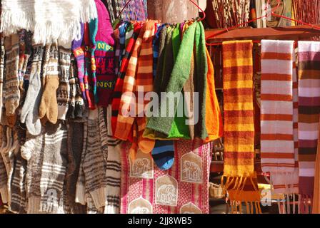 Nahaufnahme von Alpakawolle-Beanies, Schals und Handschuhen in einem Kunsthandwerksladen in Südchile. Stockfoto