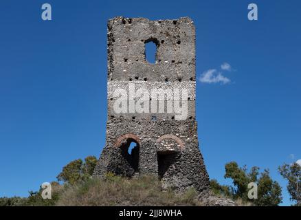 Der Torre Selce ist ein mittelalterlicher Stein- und Feuersturm, der auf einem spätrömisch-republikanischen Grab errichtet wurde, das auf der Via Appia, einer alten Straße außerhalb Roms, gefunden wurde. Stockfoto