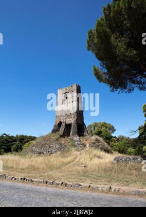 Der Torre Selce ist ein mittelalterlicher Stein- und Feuersturm, der auf einem spätrömisch-republikanischen Grab errichtet wurde, das auf der Via Appia, einer alten Straße außerhalb Roms, gefunden wurde. Stockfoto