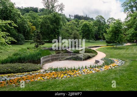 Kurpark in Marianske Lazne, ein Kurort in Westböhmen, Tschechien mit Usovicky Potok Stream, auch Auschabach oder Schneiderbach genannt. Stockfoto