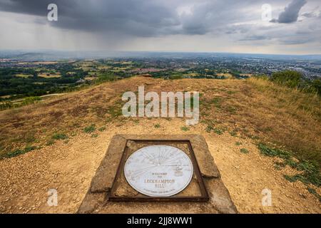 Das Topscope auf dem Leckhampton Hill mit Blick auf Cheltenham Spa und einem sich nähernden Gewitter, Gloucestershire, England Stockfoto