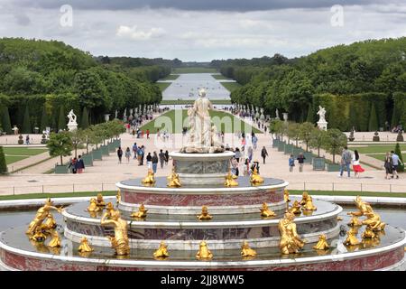 VERSAILLES / FRANKREICH - 16. Juni 2019: Latonas Brunnen im Park des Schlosses Versailles in der Nähe von Paris Stockfoto