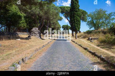 Ein Blick auf die Via Appia, die alte, von Gräbern gesäumte römische Straße, die nach Süden aus der Stadt Rom führt. Stockfoto