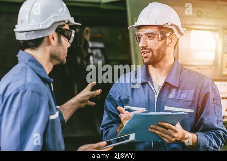 Techniker Mitarbeiter Gespräch Diskussion helfen Team zusammen mit Metallmaschinenindustrie in der Fabrik arbeiten. Stockfoto