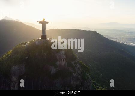 Christusstatue auf dem Berg Corcovado bei Sonnenuntergang - Rio de Janeiro, Brasilien Stockfoto