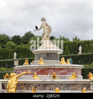 VERSAILLES / FRANKREICH - 16. Juni 2019: Latonas Brunnen im Park des Schlosses Versailles in der Nähe von Paris Stockfoto