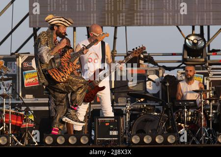 Rom, Italien. 23.. Juli 2022. Konzert des italienischen Sängers und Liedermachers Jovanotti auf der Jovabeach Party 2022 in Marina di Cerveteri (Rom). (Foto: Claudio Enea/Pacific Press) Quelle: Pacific Press Media Production Corp./Alamy Live News Stockfoto