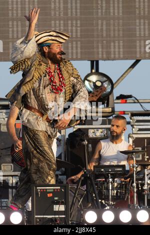 Rom, Italien. 23.. Juli 2022. Konzert des italienischen Sängers und Liedermachers Jovanotti auf der Jovabeach Party 2022 in Marina di Cerveteri (Rom). (Foto: Claudio Enea/Pacific Press) Quelle: Pacific Press Media Production Corp./Alamy Live News Stockfoto