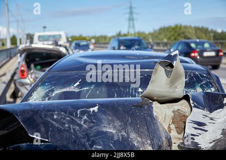 22. August 2021, Riga, Lettland: Auto nach Unfall auf der Straße wegen Kollision, Transporthintergrund Stockfoto