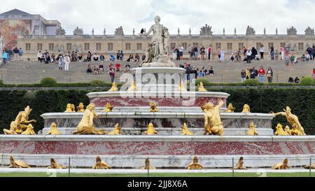 VERSAILLES / FRANKREICH - 16. Juni 2019: Latonas Brunnen im Park des Schlosses Versailles in der Nähe von Paris Stockfoto