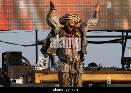 Rom, Italien. 23.. Juli 2022. Konzert des italienischen Sängers und Liedermachers Jovanotti auf der Jovabeach Party 2022 in Marina di Cerveteri (Rom). (Foto: Claudio Enea/Pacific Press) Quelle: Pacific Press Media Production Corp./Alamy Live News Stockfoto