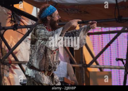 Rom, Italien. 23.. Juli 2022. Konzert des italienischen Sängers und Liedermachers Jovanotti auf der Jovabeach Party 2022 in Marina di Cerveteri (Rom). (Foto: Claudio Enea/Pacific Press) Quelle: Pacific Press Media Production Corp./Alamy Live News Stockfoto