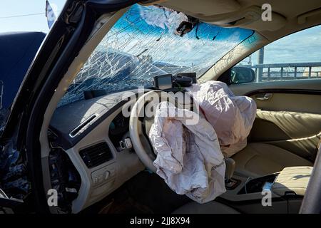 22. August 2021, Riga, Lettland: Auto nach Unfall auf der Straße wegen Kollision, Transporthintergrund Stockfoto
