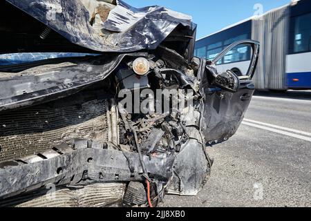 22. August 2021, Riga, Lettland: Auto nach Unfall auf der Straße wegen Kollision, Transporthintergrund Stockfoto