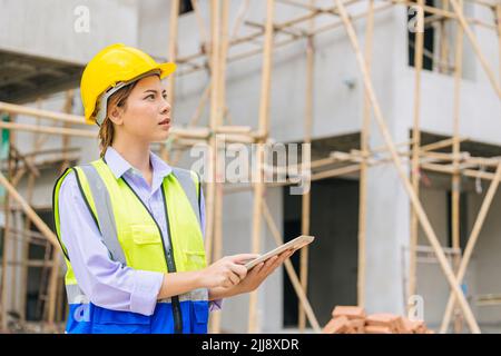 Ingenieur Baumeister Frau Arbeiter zuversichtlich intelligente Arbeit in der Konstruktion suchen Hausbau-Projekt. Stockfoto