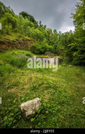 Die Überreste der Kalkbrennöfen von Leckhampton in der Nähe von Cheltenham Spa, Gloucestershire, England Stockfoto