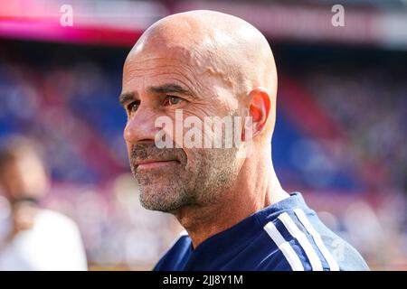 Rotterdam - Olympique Lyon Trainer Peter Bosz während des Spiels zwischen Feyenoord und Olympique Lyon im Stadion Feijenoord De Kuip am 24. Juli 2022 in Rotterdam, Niederlande. (Box zu Box Pictures/Tom Bode) Stockfoto