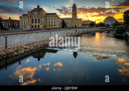 Das Rathaus von Oradea und der Fluss Crisul Repede in der Abenddämmerung. Foto aufgenommen am 16.. Juli 2022 in Oradea, Kreis Bihor, Rumänien. Stockfoto